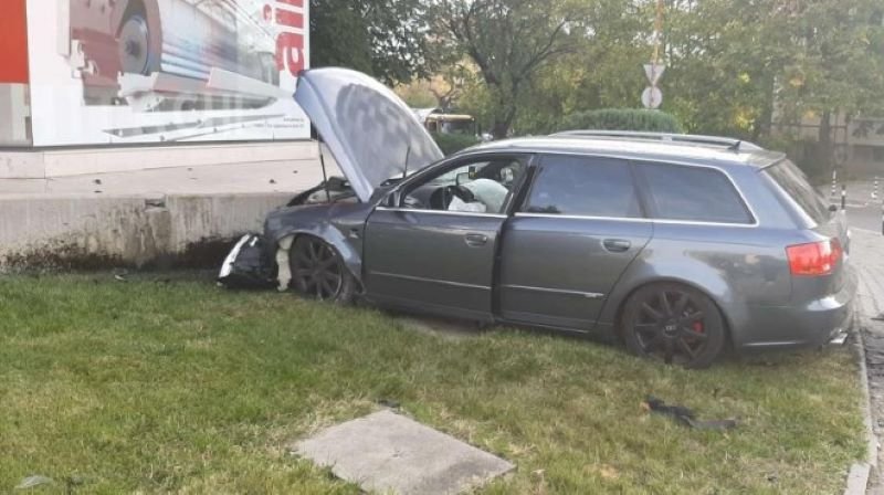 Шофьор помля 3 коли и се вряза в магазин в Панагюрище