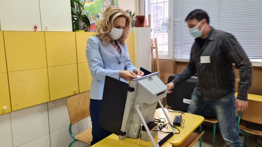 Организаторът на изборите гласува машинно