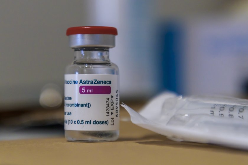 Оксфорд временно спря клиничните изпитвания на AstraZeneca върху деца