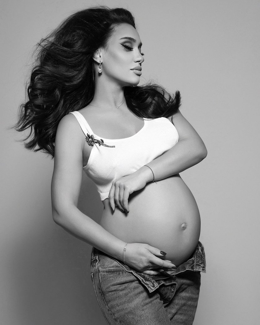 Мария Илиева не спира да показва бременното си коремче