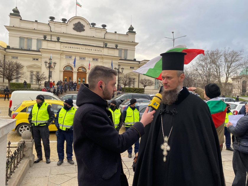 Скандалният Дионисий "благославя" новите депутати (СНИМКИ)