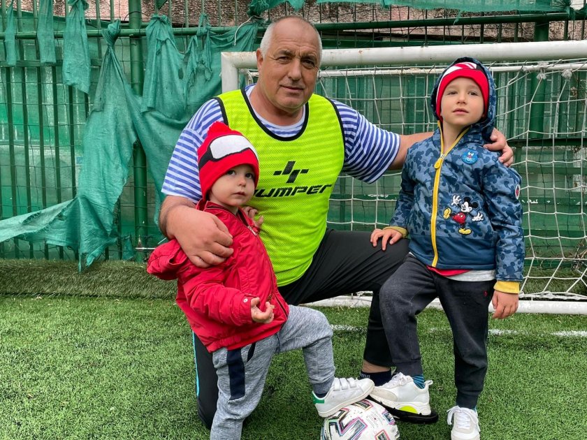 Дори и в лошо време: Бойко Борисов тренира с внуците (СНИМКИ)