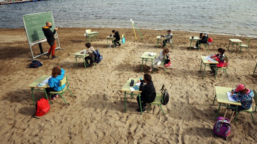 В Испания ученици учат на метри от морето