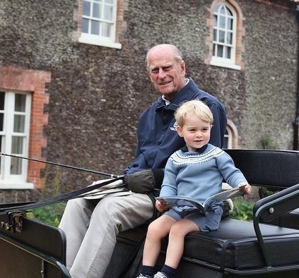 Принц Уилям пусна непознати снимки на дядо си