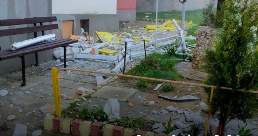 Срутена стена на тераса във Варна за малко да убие жена