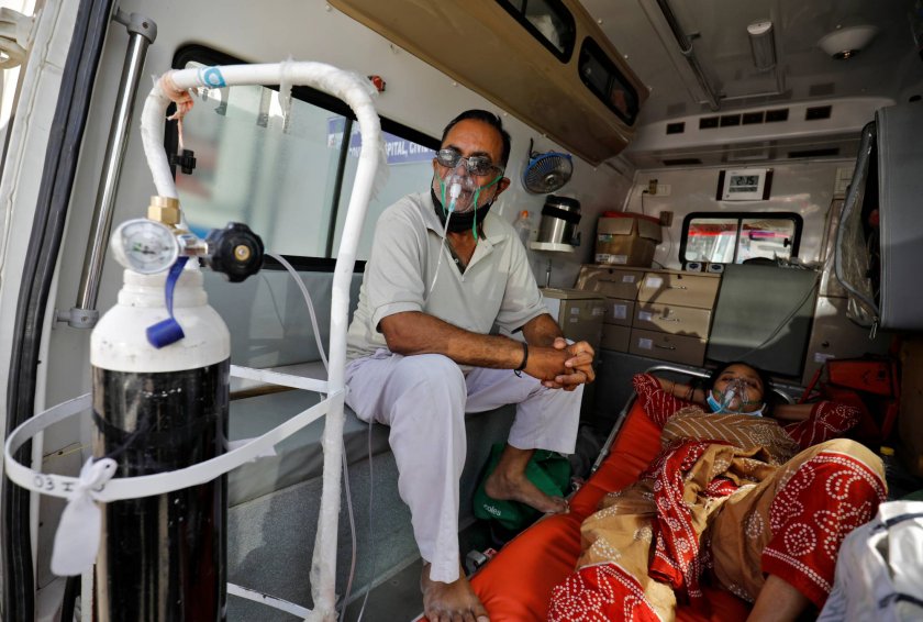 Индия с над 2000 починали и близо 300 000 заразени