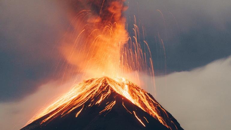 Двама младежи загинаха, гледали изригването на вулкан