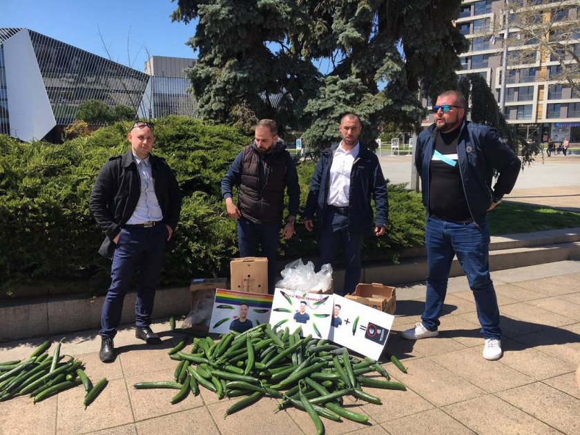 100 кила краставици срещу гей-парада в Бургас