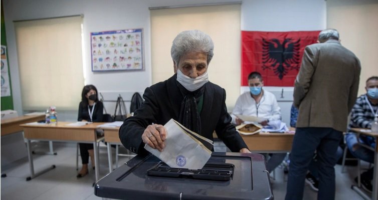 Социалистите май пак печелят в Албания