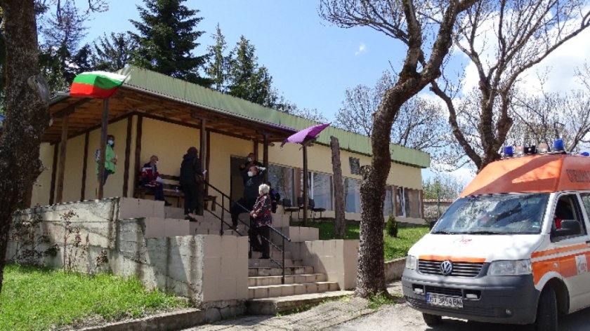 Мобилни екипи ваксинират във Велико Търново и околията