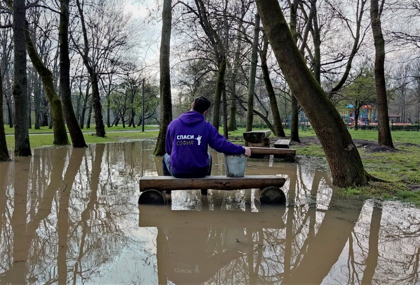 Борис Бонев плува в Западен парк