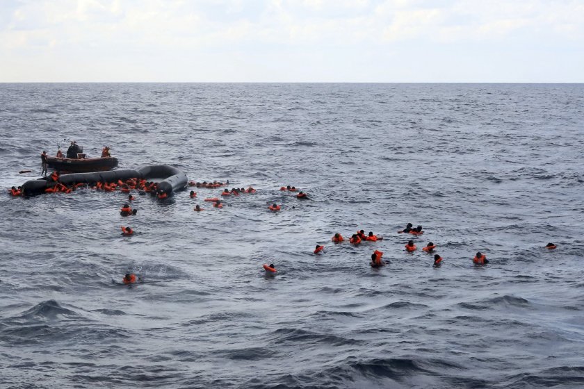 Най-малко 120 загинали мигранти след корабокрушение край Либия