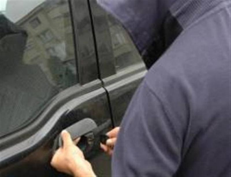 Свиха кола от двора на автосервиз в Благоевград