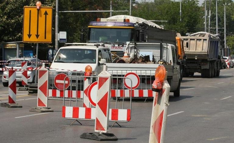 Задръствания и спиране на топлата вода заради ремонти в София