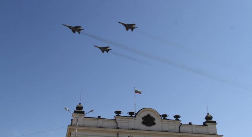 Демонстрации на бойна техника в няколко града