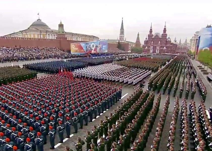 Гледайте НА ЖИВО грандиозния военен парад в Москва (ВИДЕО)