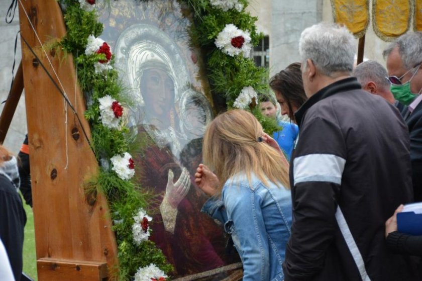 Стотици се поклониха пред чудотворна икона в Роженския манастир