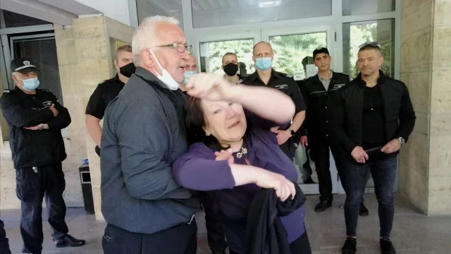 Драма пред съда: Майката на жертва на Иво Лудия в схватка с охранителите (ВИДЕО)