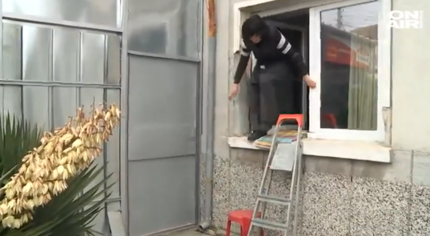 Майката на Веси Бонева влиза в родната си къща през прозореца