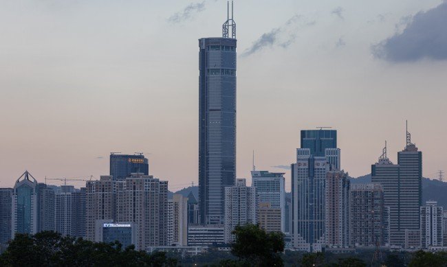 Паника в Китай: Небостъргач започна да се клати (ВИДЕО)