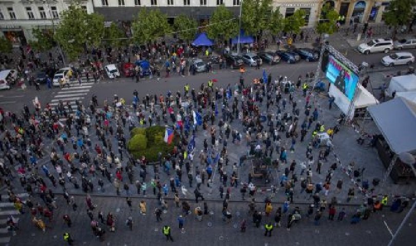 Хиляди на протест в Чехия