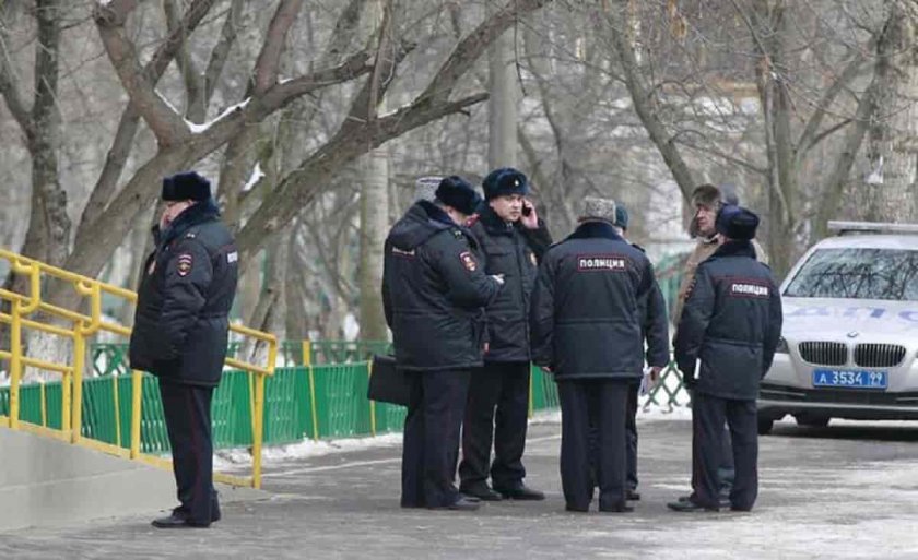 Пиян закла трима на улицата