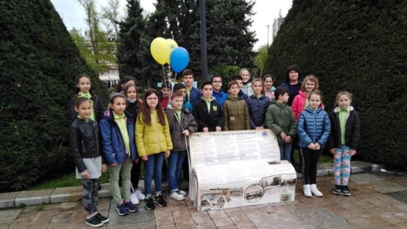 Пейка с текста на химна украси училище в Русе