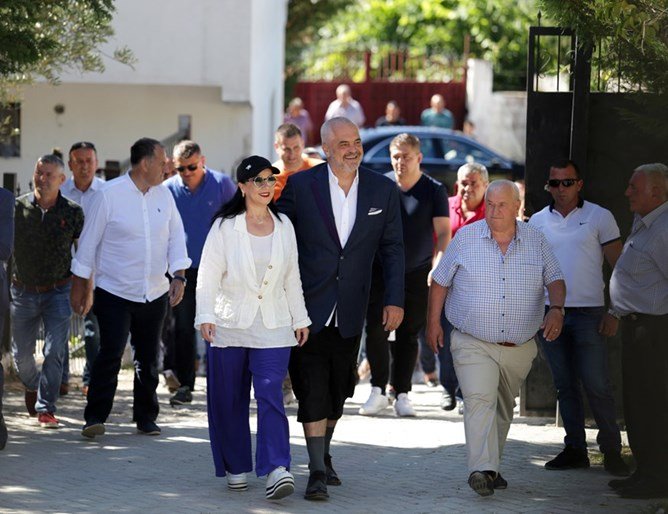 Албанският премиер шокира с модния си стил (СНИМКИ)