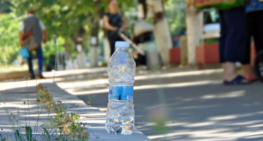 Раздават вода заради жегата