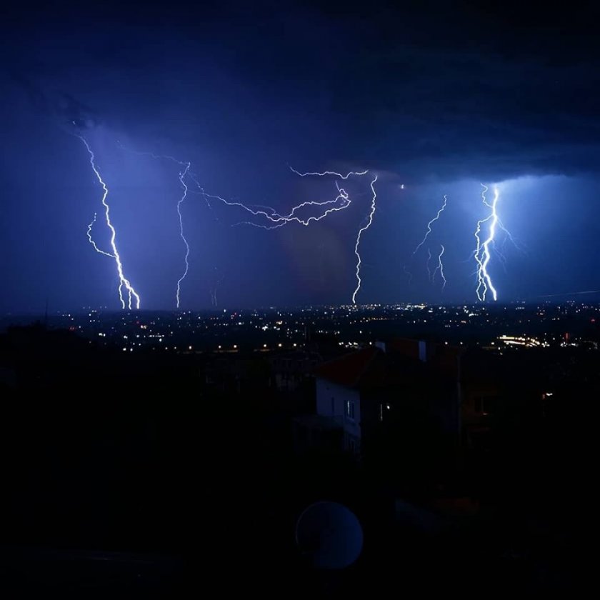 Снощната буря нанесе големи щети в София