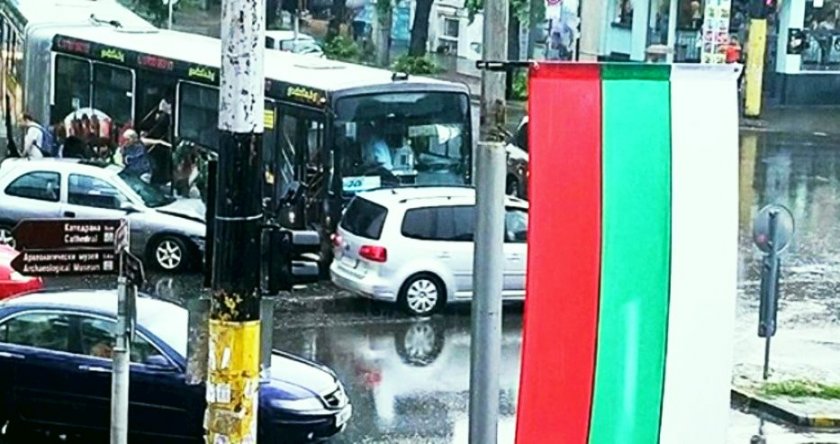 Катастрофа с автобус в центъра на Варна