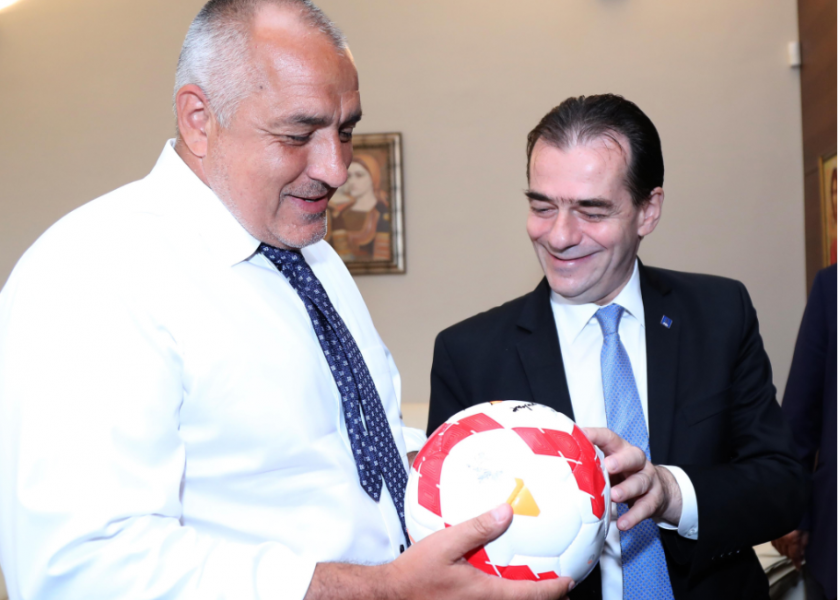 Борисов получи футболна топка от румънския Марадона 