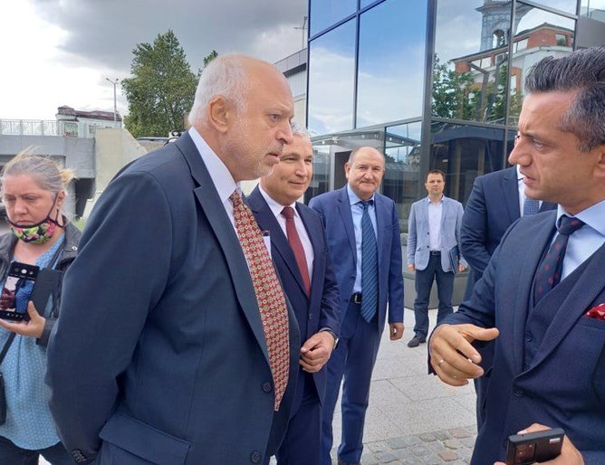 Минеков привиква шефовете на театри за борчовете