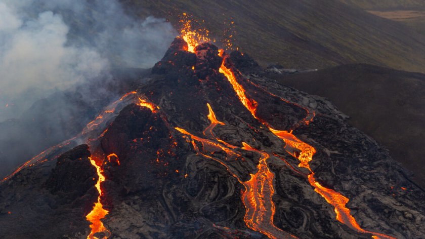 Дрон засне отблизо изригналия вулкан в Исландия (ВИДЕО)