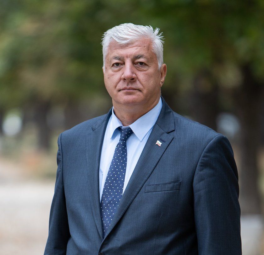 Оперираха Зико, смениха му ставата