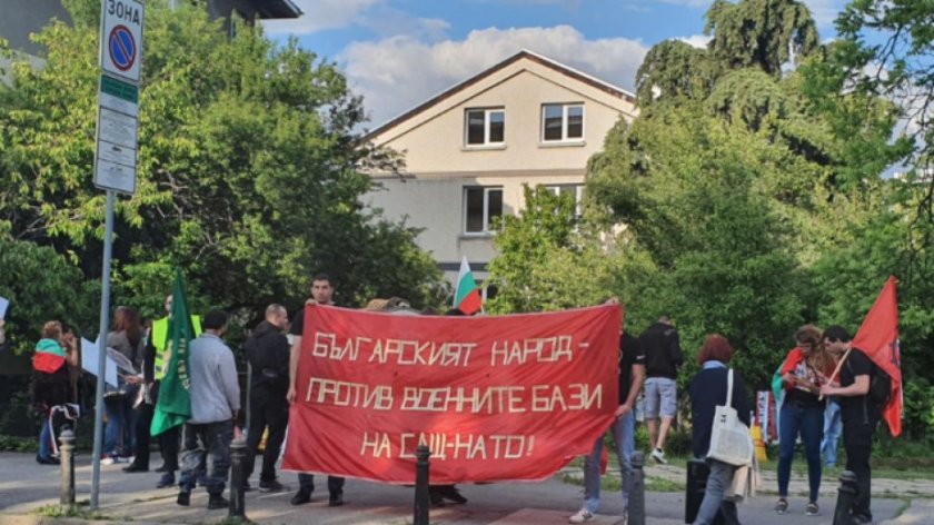 Протест пред посолството на САЩ у нас