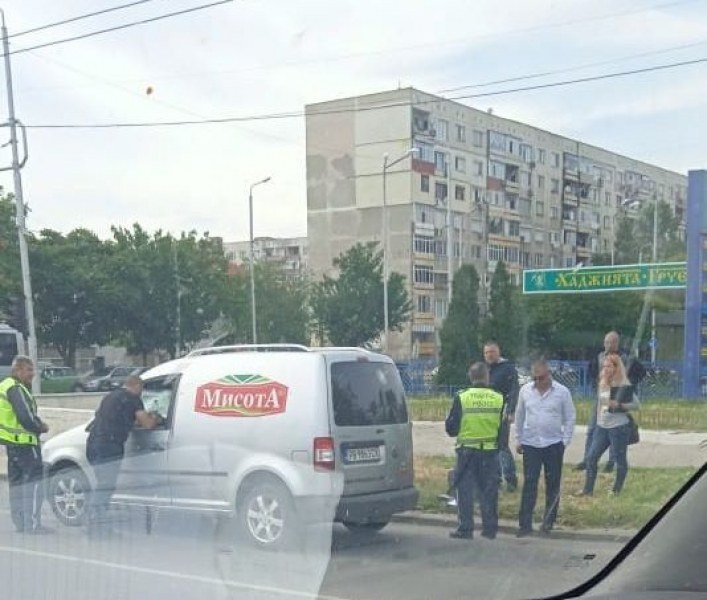 Полицейска акция в Пловдив: Тарашат кола на възлово кръстовище