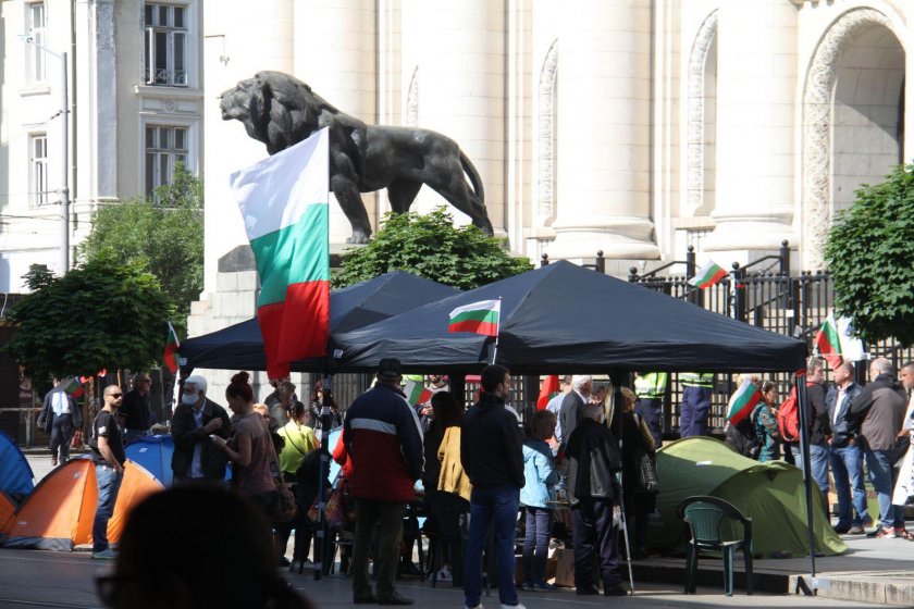 Протестиращи не пускат Иван Гешев в Съдебната палата (СНИМКИ)