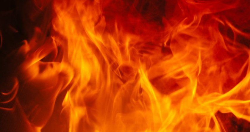 Жена е обгазена при пожар в дома си