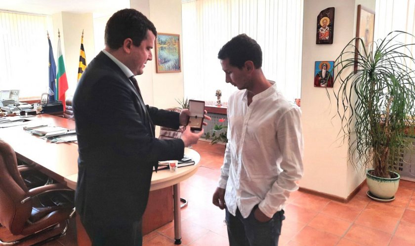 Кметът на Перник награди младеж, спасил семество при пожар