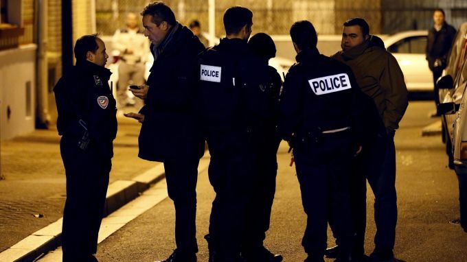 Парижката полиция разпръсна парти с няколкостотин младежи