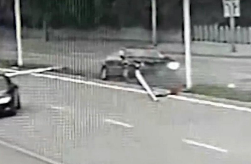 Автомобил помете пилони със знамена на пътя София-Варна