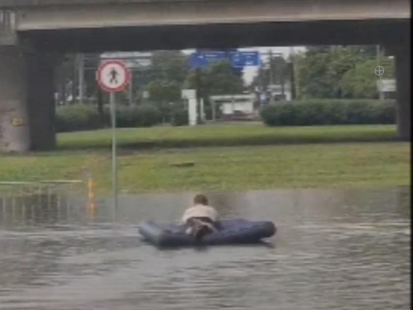 Смях: Бургазлия се пусна с дюшек на наводнено кръстовище в “Сарафово“
