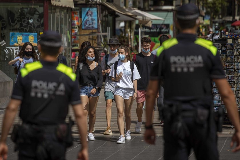 Испания отменя носенето на маски на открито от 26 юни