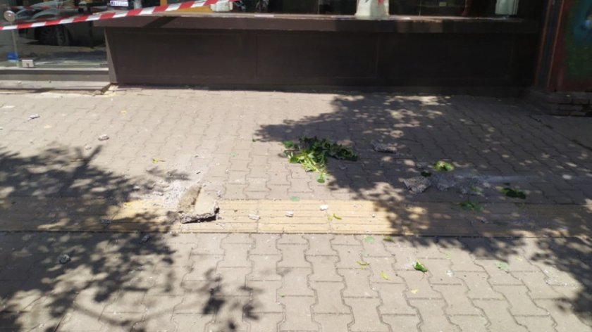 Отломка от фасада падна на спирка на площад Македония