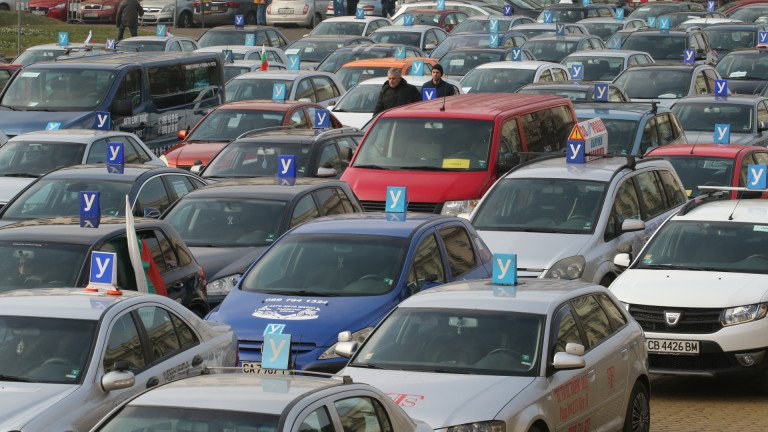 Автоинструктори готвят протест заради лобистки поправки