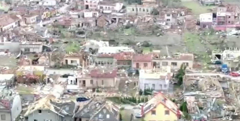 Българин за торнадото в Чехия: Видях смачкани коли и обърнат тир