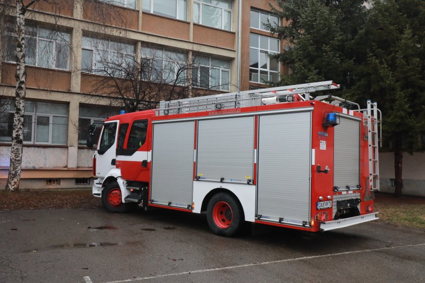 Пожар за малко да запали училище в Бургас 