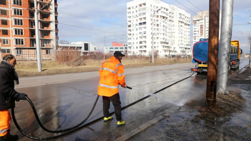 Заради жегите мият улиците в София