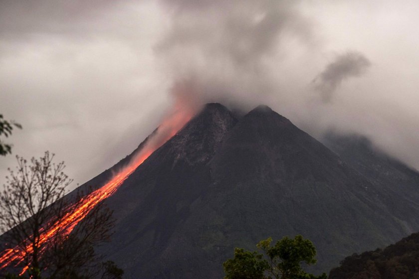 Изригна вулканът Мерапи
